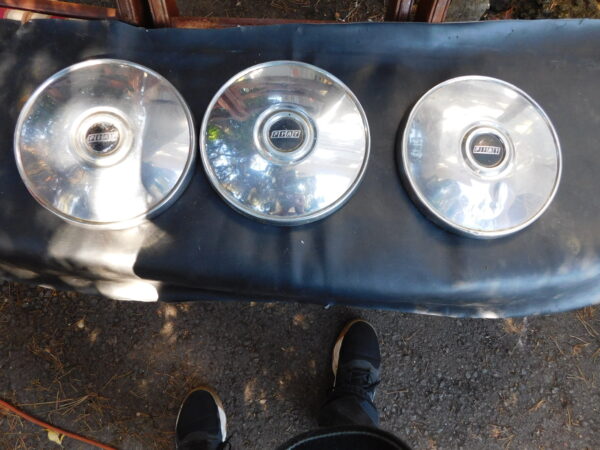 Fiat 124 hubcaps (3)